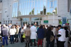 Personal sanitario, en la concentración que ha tenido lugar esta mañana en el Hospital de la Serranía. // CharryTV