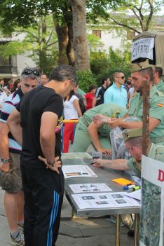 Desde primera hora de la mañana de ayer los deportistas recogieron las acreditaciones y dejaron sus pertenencias en los camiones de La Legión. // CharryTV