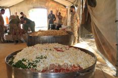 Miembros de La Legión preparaban la cena de la pasta durante todo el día. // CharryTV