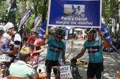 Salvador Molina y Antonio Garrigós homenajearon a Paco Gamero y David Gallego, los dos ciclistas rondeños fallecidos en febrero. // CharryTV