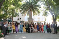 La ofrenda floral a la estatua de Pedro Romero estuvo respaldad por la presencia de decenas de rondeños. // CharryTV