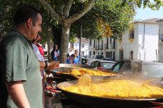 Los asistentes degustaron la paella elaborada por José Ramos. // CharryTV