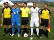 Los capitanes de la U.D. Maracena y el C.D. Ronda, junto al trío arbitral. // CharryTV