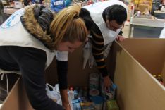 Los voluntarios han ido almacenado en cajas todos los productos. // CharryTV