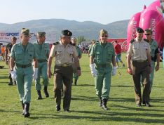 Altos cargos de La Legión se acercaban a los deportistas para mostrarles su apoyo. // CharryTV