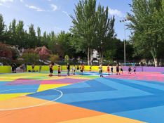 Un grupo de jóvenes se aventuró a estrenar las pistas jugando al baloncesto. // María José García