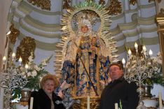 Conchita Beltrán, albacea de culto de Nuestra Señora de Caños Santos, junto al Hermano Mayor, Manuel Mesa. // CharryTV