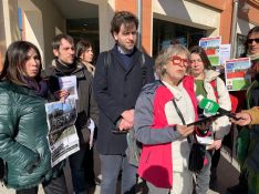 Soledad Lara, dando lectura a un manifiesto de rechazo al proyecto junto a un grupo de afectados // Nacho Garrido