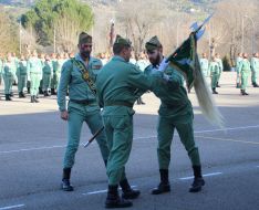 El jefe del Grupo de Caballería, el teniente coronel Javier Santos, entrega el banderín del Tercer Escuadrón al capitán Muñoz // Manolo Guerrero