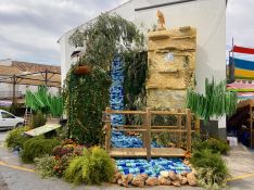 Uno de los decorados más visitados ha sido esta recreación del Arroyo de La Ventilla, en la que se han utilizado 2.000 latas recicladas.  // F. Javier Anet