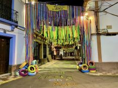 Los colores también brillaron durante la noche en las calles principales del pueblo.  // F. Javier Anet