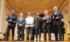 Foto de familia de los premiados // Laura Caballero