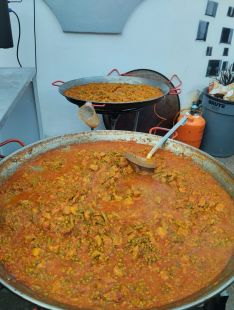 La organización ofreció una gran paella a los asistentes.  // CharryTV