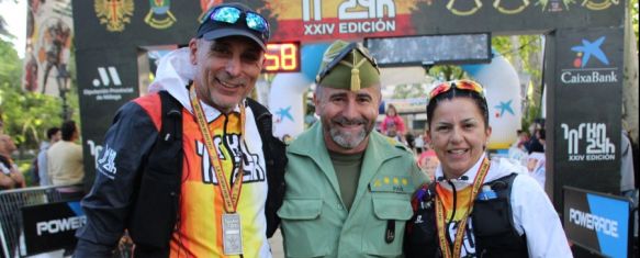 El coronel Paúl, junto a dos de los marchadores que alcanzaron la línea de meta el domingo por la mañana // Manolo Guerrero