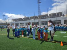 Los más pequeños han participado en una carrera de sacos, supervisada por varias mamás.  // CharryTV