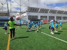 En Primaria han practicado una nueva versión del baloncesto.  // CharryTV