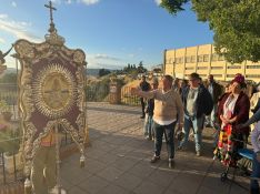 Vivas a la Virgen del Rocío en el monumento junto a las cornisas del Tajo.  // CharryTV