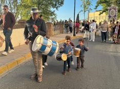 Un grupo de pequeños acompaña pitero en su entrada a la ciudad.  // CharryTV