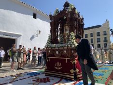 Las hermandades de Ronda realizaron una gran alfombra floral en Blas Infante // CharryTV