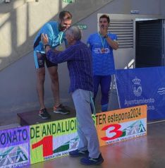 Momento en el que Juan Carlos Moreno recibe una de las medallas de oro cosechadas en el Campeonato de Andalucía Máster de Atletismo Máster, en Estepona // CharryTV