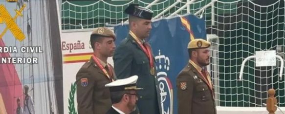 El guardia civil Francisco Gómez, en lo más alto del podio flanqueado por dos judocas del Ejército de Tierra // CharryTV