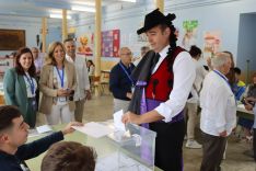 El rondeño Miguel Becerra ha acudido vestido de bandolero al colegio electoral.  // Radio Ronda