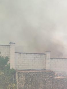 El muro que separa la urbanización del terreno incendiado ha servido como cortafuegos, según han explicado los vecinos // CharryTV