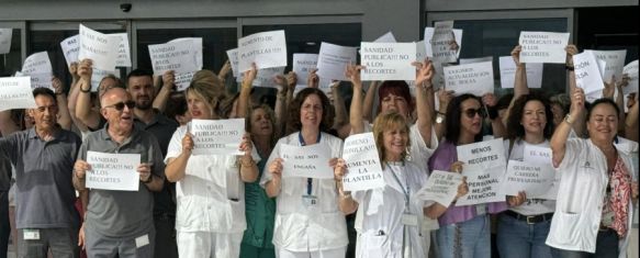 Los profesionales sanitarios vuelven a manifestarse para reivindicar sus derechos, Unas 200 personas se han concentrado a las puertas del Hospital Comarcal de la Serranía para poner fin a una huelga de tres horas, 26 Jun 2024 - 10:54