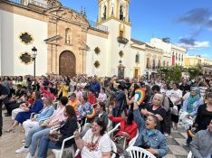 Muchas personas se congregaron en la céntrica plaza en la tarde del viernes.  // Radio Ronda.