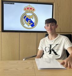 El joven rondeño, en la firma de su nuevo contrato con el Real Madrid // CharryTV