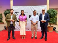 De izquierda a derecha: el concejal de Turismo, Ángel Martínez; la alcaldesa de Ronda, María de la Paz Fernández; Jorge Viladomiu, patrono de la Fundación Suñol y el diputado provincial de Cultura, Manuel Mestanza // CharryTV