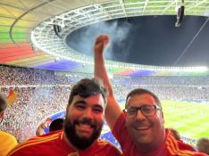 Los rondeños José Juan Morales y Manolo Guerrero celebraron el título europeo en el Estadio Olímpico de Berlín.  // CharryTV