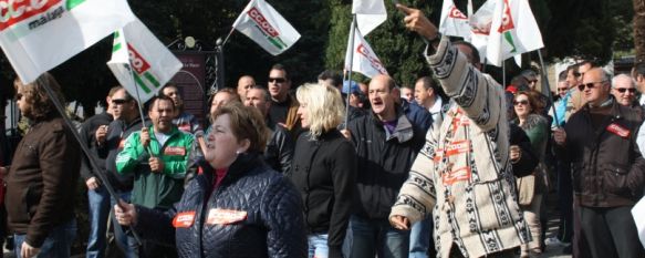 La jornada de huelga se desarrolla sin incidentes y con escasa repercusión, Los trabajadores de Soliarsa, en plena negociación del convenio colectivo, se concentraron a las puertas del Ayuntamiento, 29 Mar 2012 - 18:15