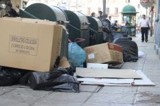 Este es el estado que presentaban esta mañana algunos contenedores de basura de la zona centro.  // CharryTV