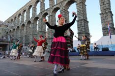 Representaron bailes de la Serranía, verdiales malagueños y otros bailes folclóricos de provincias como Huelva y Cádiz.  // Coros y Danzas de Ronda.