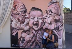 La imagen decora una de las paredes de la fachada del centro.  // CharryTV