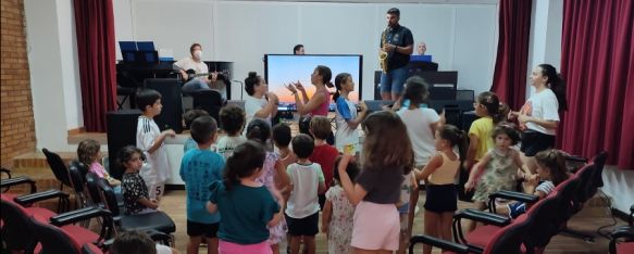 Los alumnos cantan y bailan el tema que interpretan sus profesores.  // CharryTV