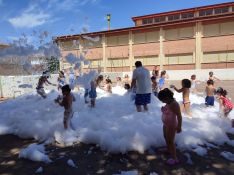 Los menores se refrescan con un cañón de espuma instalado en el patio.  // CharryTV