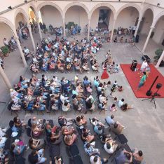 Lole Mento presentó en Ronda el espectáculo Magia gamberra para toda la familia. // CharryTV