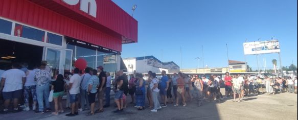 MiColchón abre su primera tienda en Ronda con decenas de personas a sus puertas, Con motivo de su inauguración, han regalado 50 colchones entre los primeros en llegar a las instalaciones ubicadas en el polígono industrial El Fuerte, 05 Aug 2024 - 11:13