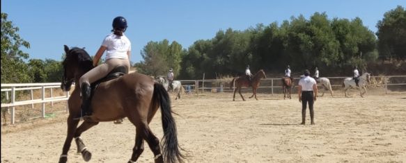 Los alumnos entrenando en una de las pistas del club // Laura Caballero