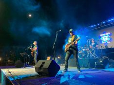 El grupo Los 80 Comando G se encargó de abrir el ciclo de conciertos el viernes.  // CharryTV