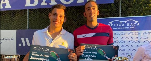 El alicantino Vicente Oliver logra la victoria en el XXXIX Torneo de Tenis Óptica Baca, Derrotó en la final por 6-4 y 6-0 a Alejandro Martín, que se había deshecho previamente de varios de los cabezas de serie , 19 Aug 2024 - 16:25