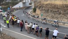 Los ciclistas en su paso por la circunvalación de Ronda // Manolo Guerrero