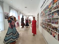 Visitamos con Rocío Vázquez la exposición dedicada a los Coros y Danzas de Ronda y a sus Galas Folklóricas. // CharryTV