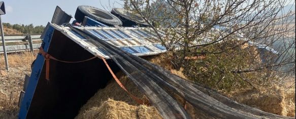 Un camión sufre una salida de vía en la carretera A-367, que une Ronda con Málaga, Una persona ha sufrido heridas leves y ha tenido que ser excarcelada del vehículo, 28 Aug 2024 - 15:03