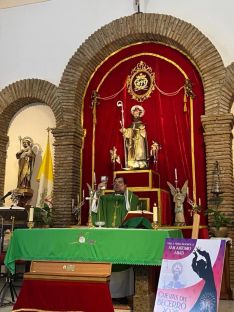 El santo cuenta con un gran número de devotos y fieles que le acompañan en su salida por las calles del pueblo en el mes de agosto.  // Hermandad de San Antonio Abad.