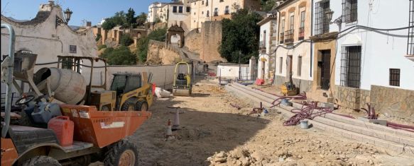 Los operarios están actuando entre el puente junto al arco de Felipe V y la parte central de la vía // Nacho Garrido