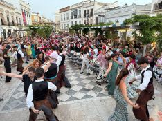 Los anfitriones animaron a bailar a todos los presentes.  // CharryTV