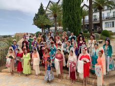 Las Damas Goyescas posaron ante los medios de comunicación en el Hotel Catalonia Reina Victoria antes de iniciar el carrusel.  // CharryTV